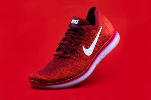 LUNAR GATO BLANCO SUELA NARANJA